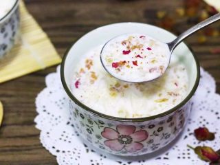 16、牛奶桃胶银耳羹,记得趁热吃,口感好!