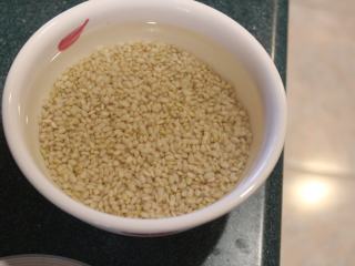 1、糙米浆,糙米洗净后，泡水隔夜。