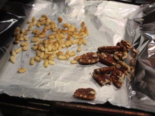 2、糙米浆,将胡桃、松子用烤箱烤至表面微焦。