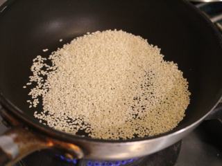 3、糙米浆,平底锅小火干锅将芝麻和花生粉煎出香味。
