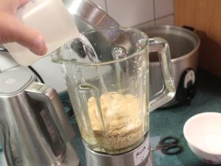 4、糙米浆,将糙米、胡桃、松子、花生粉、芝麻放入果汁机，加入两杯水。