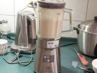 5、糙米浆,打成细致米浆。胡桃和松子如果没有也可以不加。