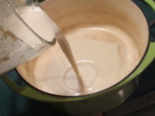 6、糙米浆,打好的生米浆倒入煮锅。