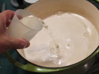 7、糙米浆,再加入约700cc的水。