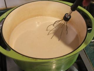 8、糙米浆,用小火将米浆慢慢煮熟。生米浆越煮会越稠，过程要不停拌煮，以免煮焦了。