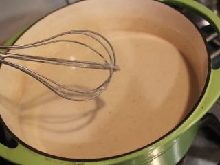 11、糙米浆,拌起来都没有沈渣，表示米渣都化入浆中，可以调成中火拌煮，约煮10分钟左右，煮到滚起冒泡。生米浆一定要煮熟才会香，不会有生米味道。