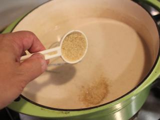 10、糙米浆,这时加入3大匙砂糖。如果喜欢甜可多加一些。