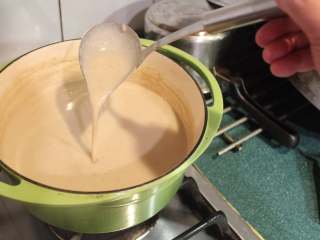 12、糙米浆,煮好！整体米浆，温润微香，米香中渗有淡淡的花生坚果香，在冷冷的凉天，喝了舒服暖胃又有幸福感！