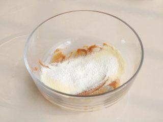 4、枣泥溶豆,筛入宝宝奶粉、淀粉
