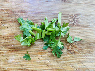 3、白玉菇鸡蛋汤,香葱洗净切碎