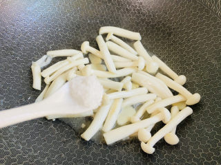 11、白玉菇鸡蛋汤,根据个人口味加入适量盐炒匀