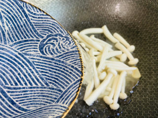 12、白玉菇鸡蛋汤,加入一碗热水