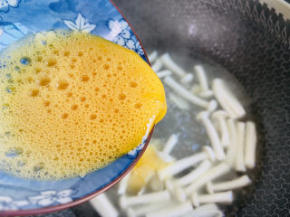 14、白玉菇鸡蛋汤,淋入鸡蛋液