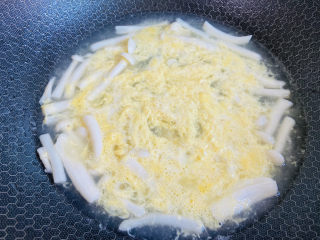 15、白玉菇鸡蛋汤,用筷子快速划散