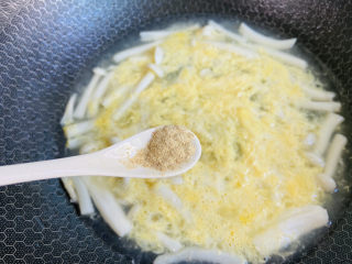 16、白玉菇鸡蛋汤,加入适量的白胡椒粉