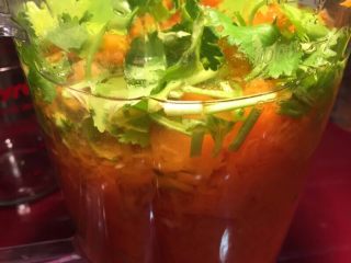 2、南瓜羹????,把蒸软的南瓜和少许香菜段，姜粒放进搅拌机里