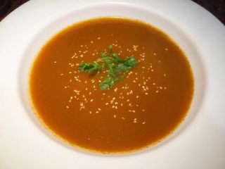 4、南瓜羹????,最后撒点白芝麻和几片香菜，好嘞！