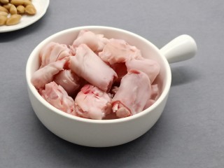 1、冬季暖身汤《白果炖羊蹄》,羊蹄切成小段。