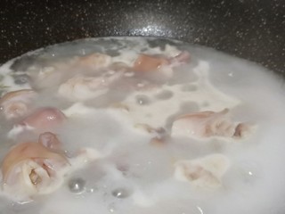 4、冬季暖身汤《白果炖羊蹄》,羊蹄冷水下锅、加少许的料酒、生姜片焯水。