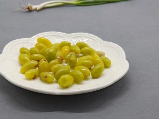 5、冬季暖身汤《白果炖羊蹄》,凉一下就可以剥壳。