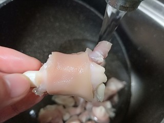6、冬季暖身汤《白果炖羊蹄》,用拔毛夹子拔羊蹄上的细毛拔干净。