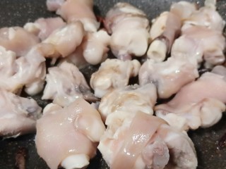 7、冬季暖身汤《白果炖羊蹄》,羊蹄下油锅翻炒至微黄、加大料少许。