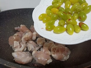 8、冬季暖身汤《白果炖羊蹄》,白果放入锅中（白果有强身健体、补血安神之功效）