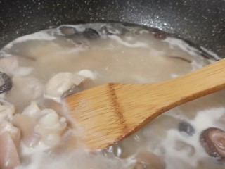 11、冬季暖身汤《白果炖羊蹄》,开大火慢慢炖煮。大火煮开改中小火炖。