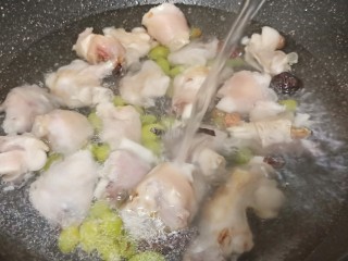 9、冬季暖身汤《白果炖羊蹄》,加适量的开水入锅中。