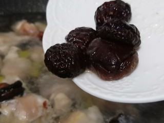 10、冬季暖身汤《白果炖羊蹄》,加入泡好的香菇一起炖、加少许的陈皮、盐一勺（陈皮可以去除羊膻味）