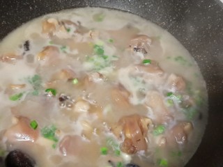 13、冬季暖身汤《白果炖羊蹄》,起锅前撒点葱花、味精即可。