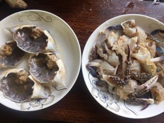 1、肉蟹煲,准备的梭子蟹处理干净，把蟹背掰下，剥去蟹腮，切块备用