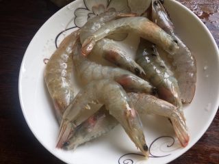 3、肉蟹煲,大虾去泥肠洗净备用