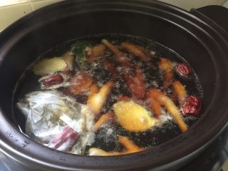 7、肉蟹煲,加入适量的生抽、老抽、砂糖、盐（材料之外）