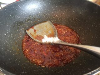 10、肉蟹煲,锅中加入少许油爆香豆瓣酱、韩国辣酱、黄豆酱后加入生抽、老抽、蚝油、砂糖和适量清水