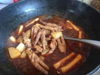 11、肉蟹煲,加入已经卤过的鸡爪和土豆煮一会