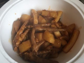 12、肉蟹煲,把鸡爪和土豆捞出装盆，汤汁留下
