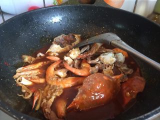 14、肉蟹煲,加入刚才煮鸡爪时的剩下的汤汁炒匀煮浓稠