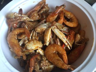 15、肉蟹煲,把梭子蟹和大虾盛出装盆