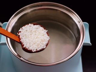 7、养生又养胃的生滚杂蔬鱼片粥,东菱早餐机的锅里倒入适量的清水，把浸泡好的大米和糯米倒入锅中。