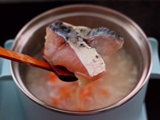 12、养生又养胃的生滚杂蔬鱼片粥,趁粥还在冒泡，将鱼片一片片放入粥中，盖子盖住，焖几分钟，这就是生滚了。