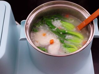 15、养生又养胃的生滚杂蔬鱼片粥,再加入洗净的小油菜，大火煮沸，看见小油菜断生变色即可关火。