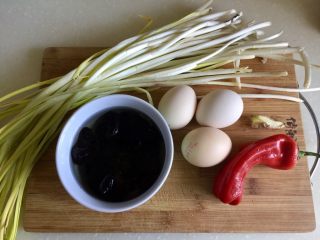 1、十分钟快手菜系列➕冬日里的美味➕蒜黄炒三丝,食材大合照：蒜黄一把，干木耳数朵清水提前泡发，无公害鸡蛋三颗，红椒一颗，生姜一小片