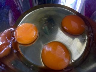 2、十分钟快手菜系列➕冬日里的美味➕蒜黄炒三丝,鸡蛋打入一深碗中，方便打发。