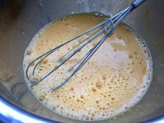 3、十分钟快手菜系列➕冬日里的美味➕蒜黄炒三丝,加入少许盐，一点点料酒，用打蛋器打散