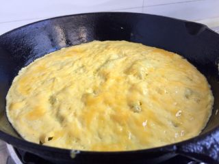 4、十分钟快手菜系列➕冬日里的美味➕蒜黄炒三丝,煎锅烧热，转小火，油刷刷一层油，倒入适量蛋液，转锅使蛋液铺满，煎制两面焦黄