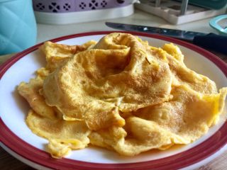 6、十分钟快手菜系列➕冬日里的美味➕蒜黄炒三丝,盛出备用