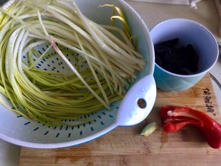 7、十分钟快手菜系列➕冬日里的美味➕蒜黄炒三丝,蒜黄择好清洗，红椒去蒂去籽清洗，泡发好的木耳在流动水下揉搓清洗干净，生姜去皮清洗备用