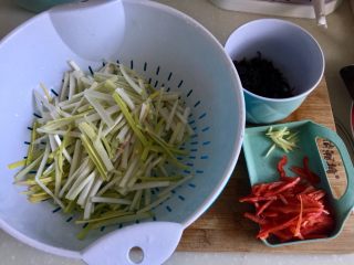 8、十分钟快手菜系列➕冬日里的美味➕蒜黄炒三丝,蒜黄切均匀段，红椒木耳切丝，生姜切细姜丝