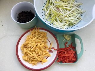 9、十分钟快手菜系列➕冬日里的美味➕蒜黄炒三丝,蛋皮也切丝，与蒜黄差不多粗，即可，食材都准备好了